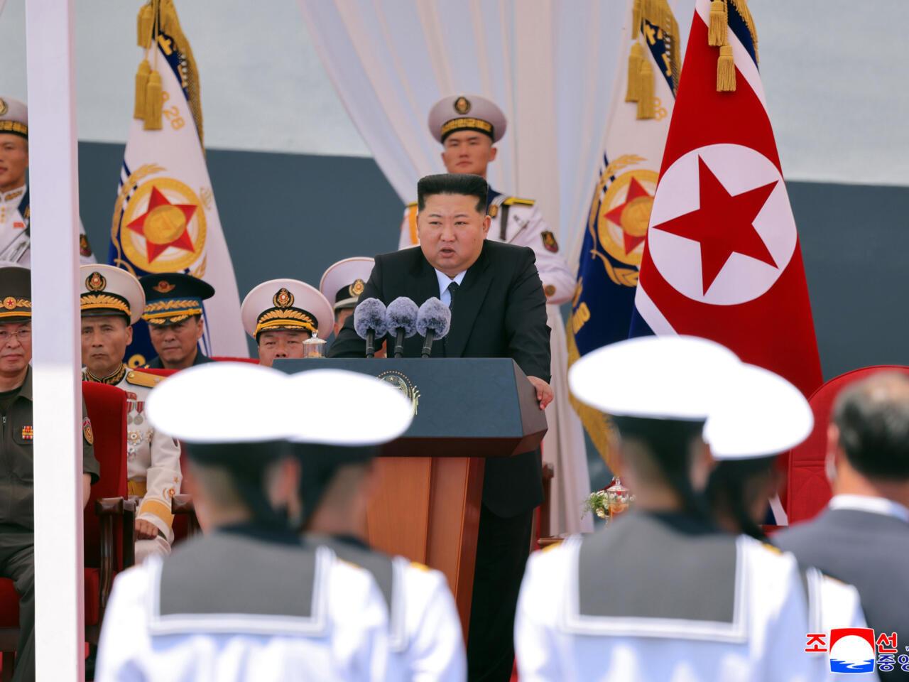 Kim Jong Un:

Mūsų karinio jūrų laivyno kovinė galia išaugs iki neįsivaizduojamo...