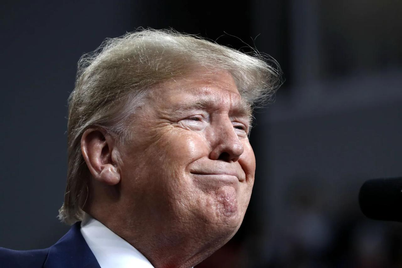 Iraniečiai skaitė Trumpo knygą „Sandorio menas“ prieš derybas su JAV: pranešimas...
