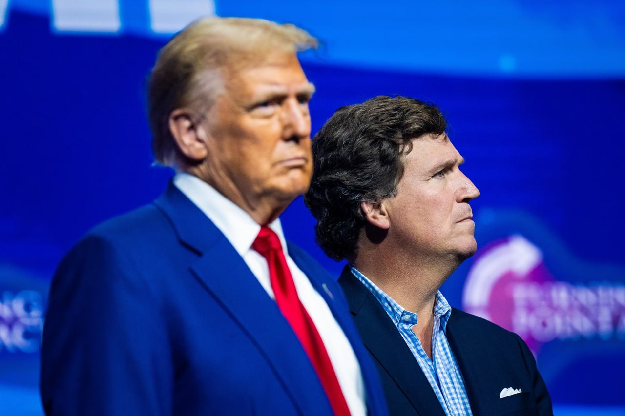 Tuckeris Carlsonas atsiėmė ankstesnę retoriką apie islamą, smerkia Trumpą dėl Ir...