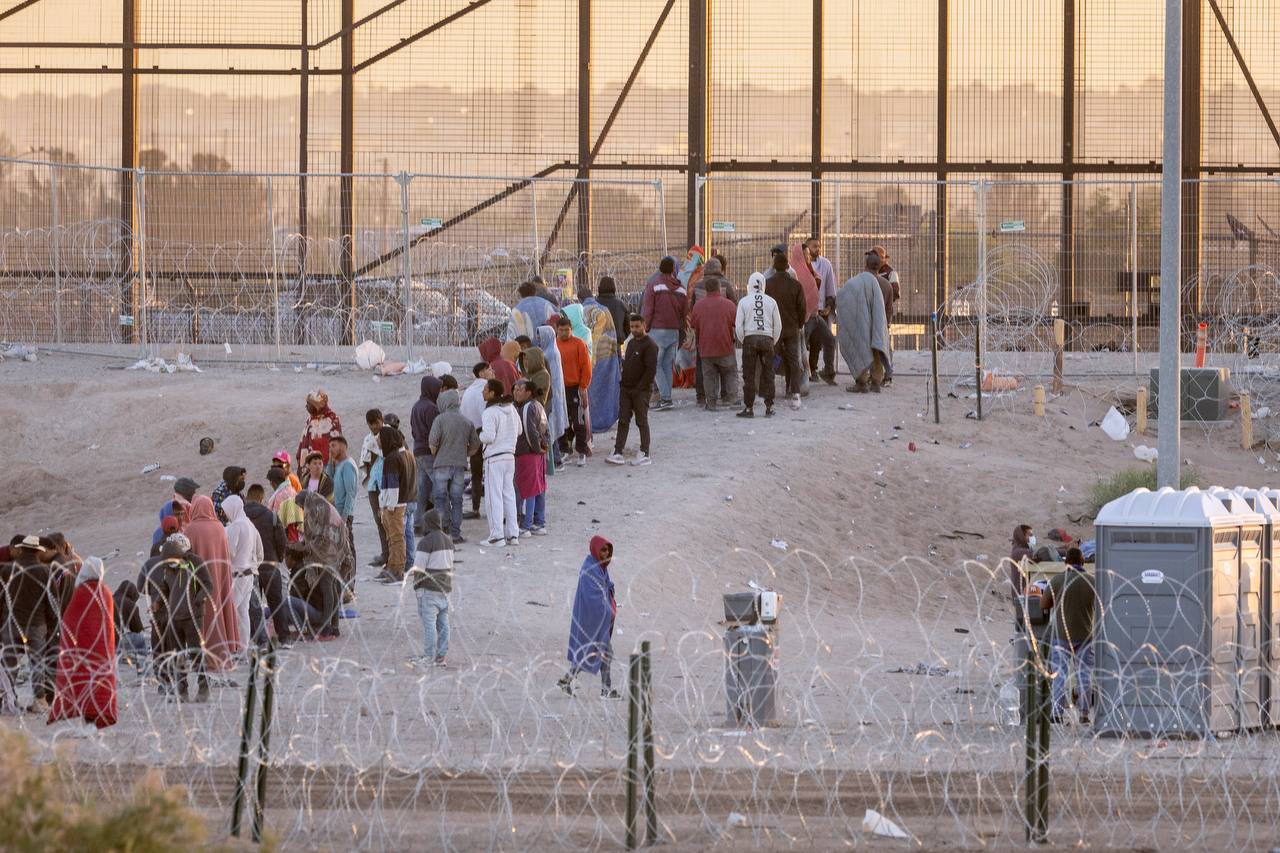 Kartu su sprendimu dėl TPS, JAV Aukščiausiasis Teismas taip pat uždraudė migrant...
