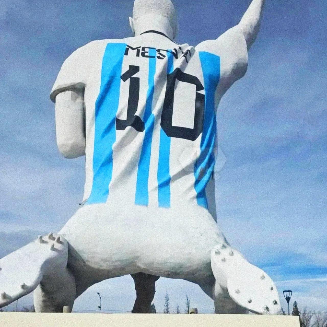 Internete sukritikuota nauja futbolininko Lionelio Messi statula Patagonijoje –...