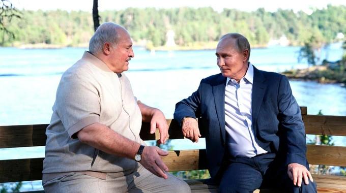 Lukašenka netikėtai buvo iškviestas pas Putiną, po to jis dingo. Diktatorius įka...