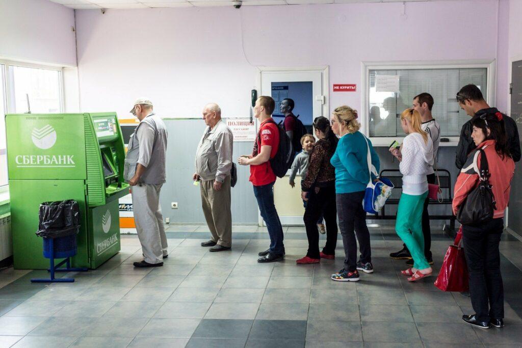 Rusai masiškai išsiima pinigus iš bankų.

Gegužę lėšų nutekėjimas sudarė apie 7,...