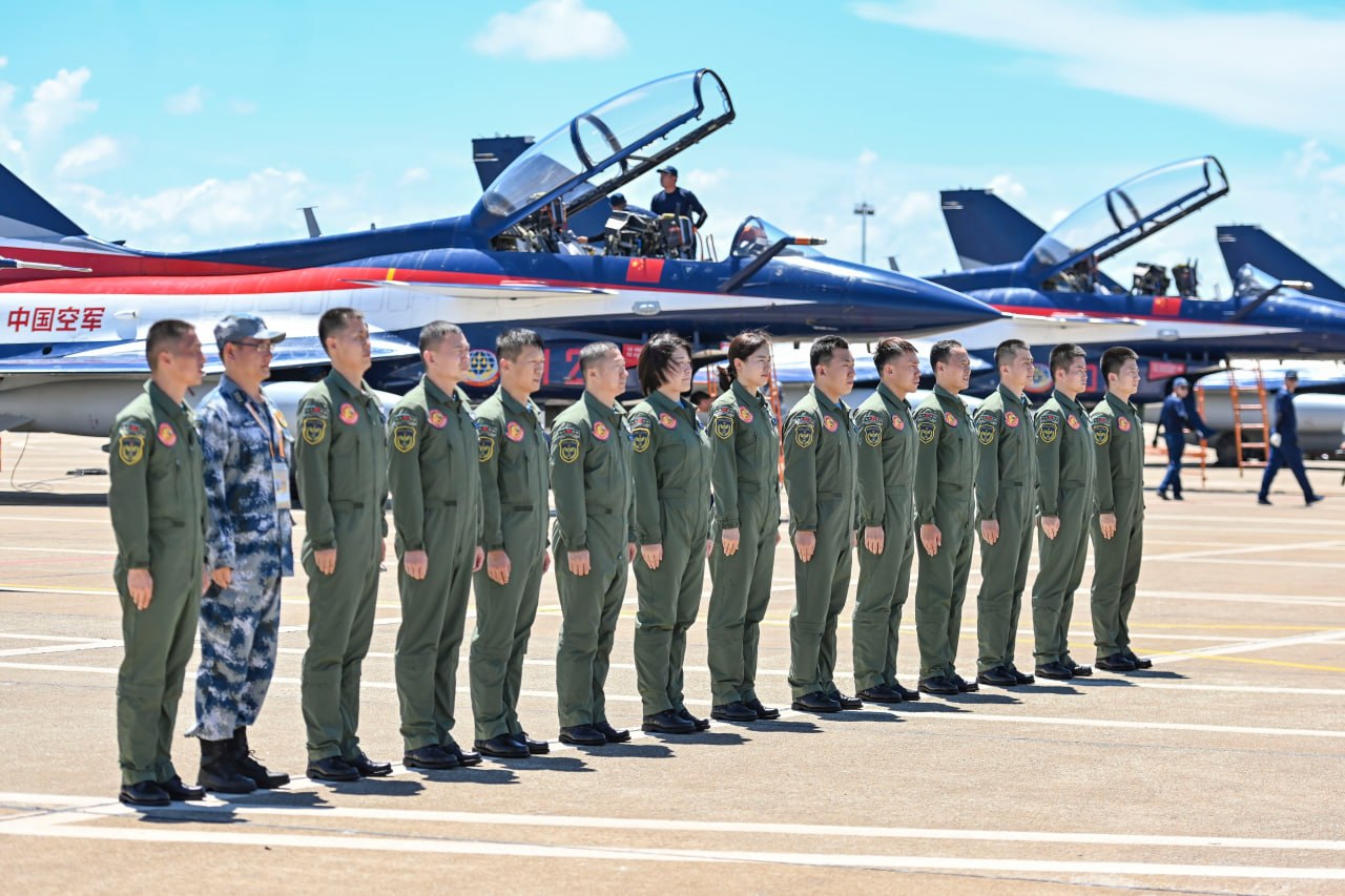 Buvę Didžiosios Britanijos Karališkųjų oro pajėgų (RAF) ir Karališkojo laivyno „...
