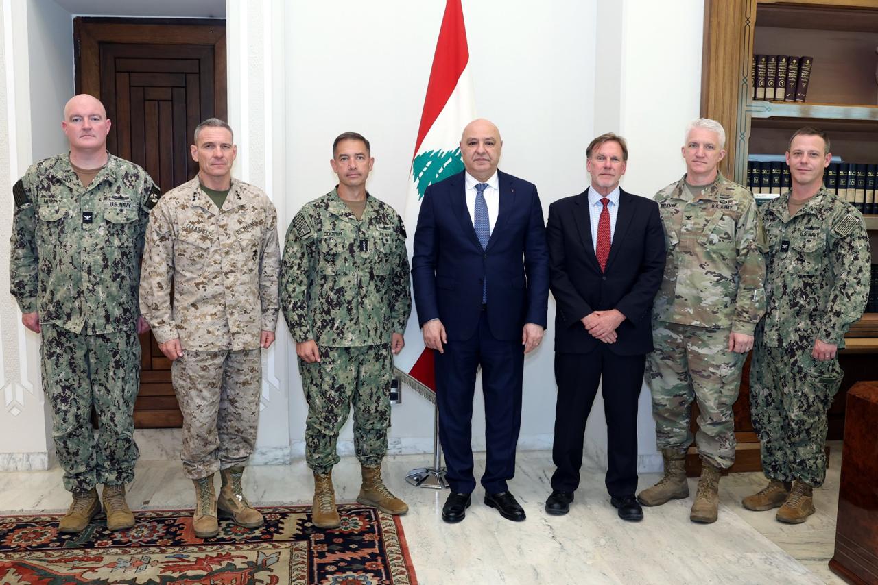 CENTCOM vadas Bradas Cooperis susitinka su Libano prezidentu Josephu Aounu.