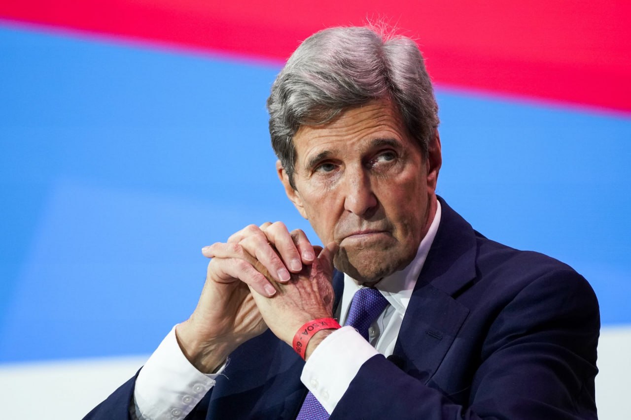 Johnas Kerry kritikuoja Trumpo Irano susitarimą: Obamos JCPOA Teheranui nedavė 3...
