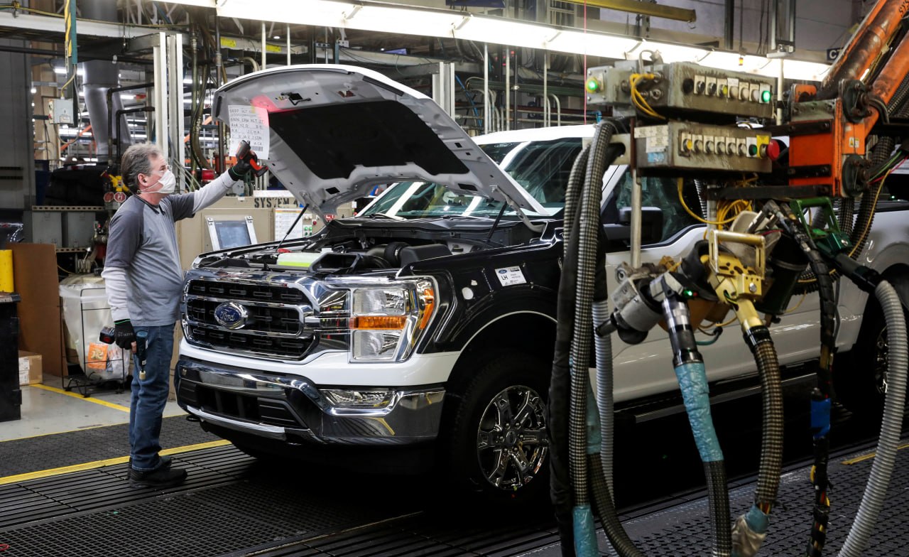 Ford vėl samdo inžinierius žmones po to, kai dirbtinio intelekto sistemos neišla...