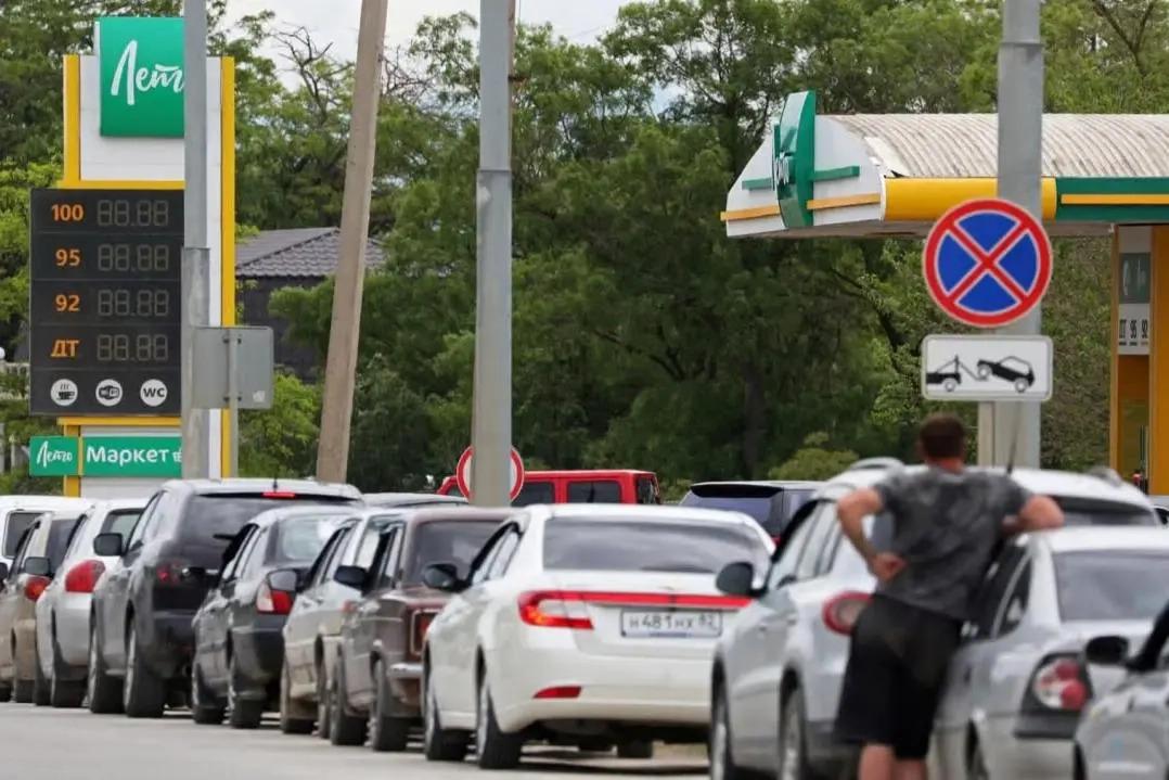 Ukrainos dronų atakos stumia Rusiją į kuro krizę.

Ukrainos dronų atakos prieš R...