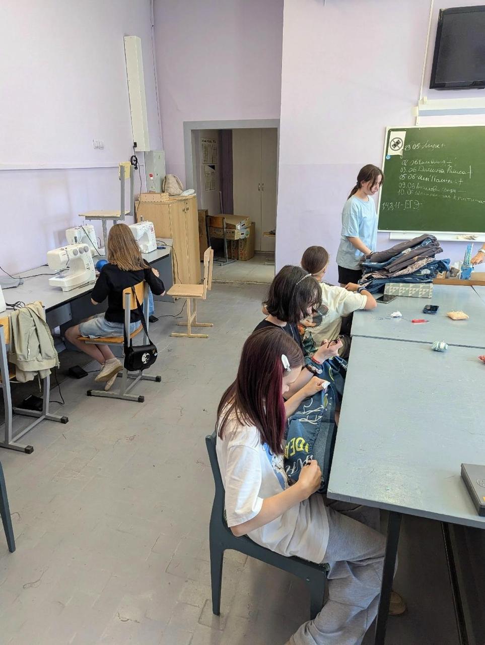 „Berniukai su kelnaitėmis“ neliks be kelnaičių

Iževske vaikai verčiami siūti ke...
