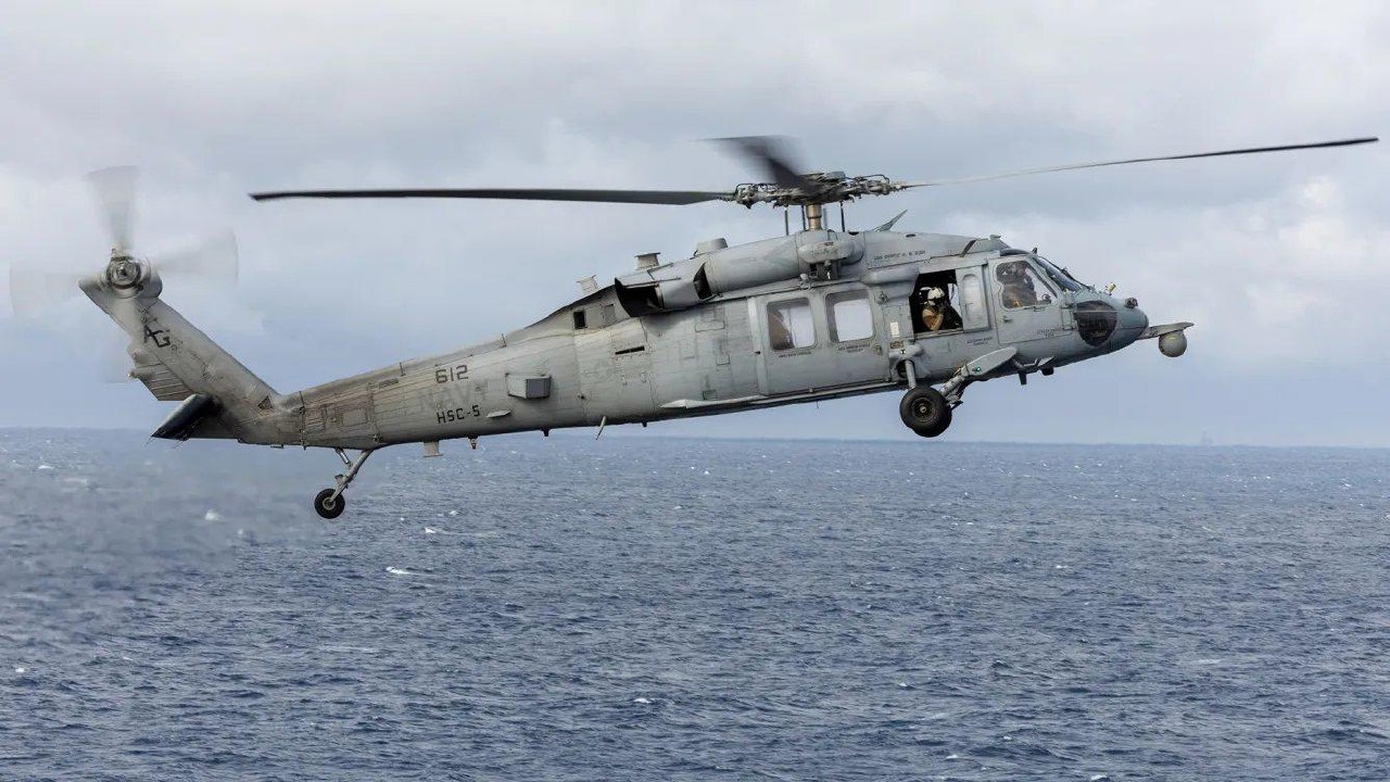 NAUJIENA: JAV karinio jūrų laivyno sraigtasparnis MH-60S Seahawk sudužo Arabijos...