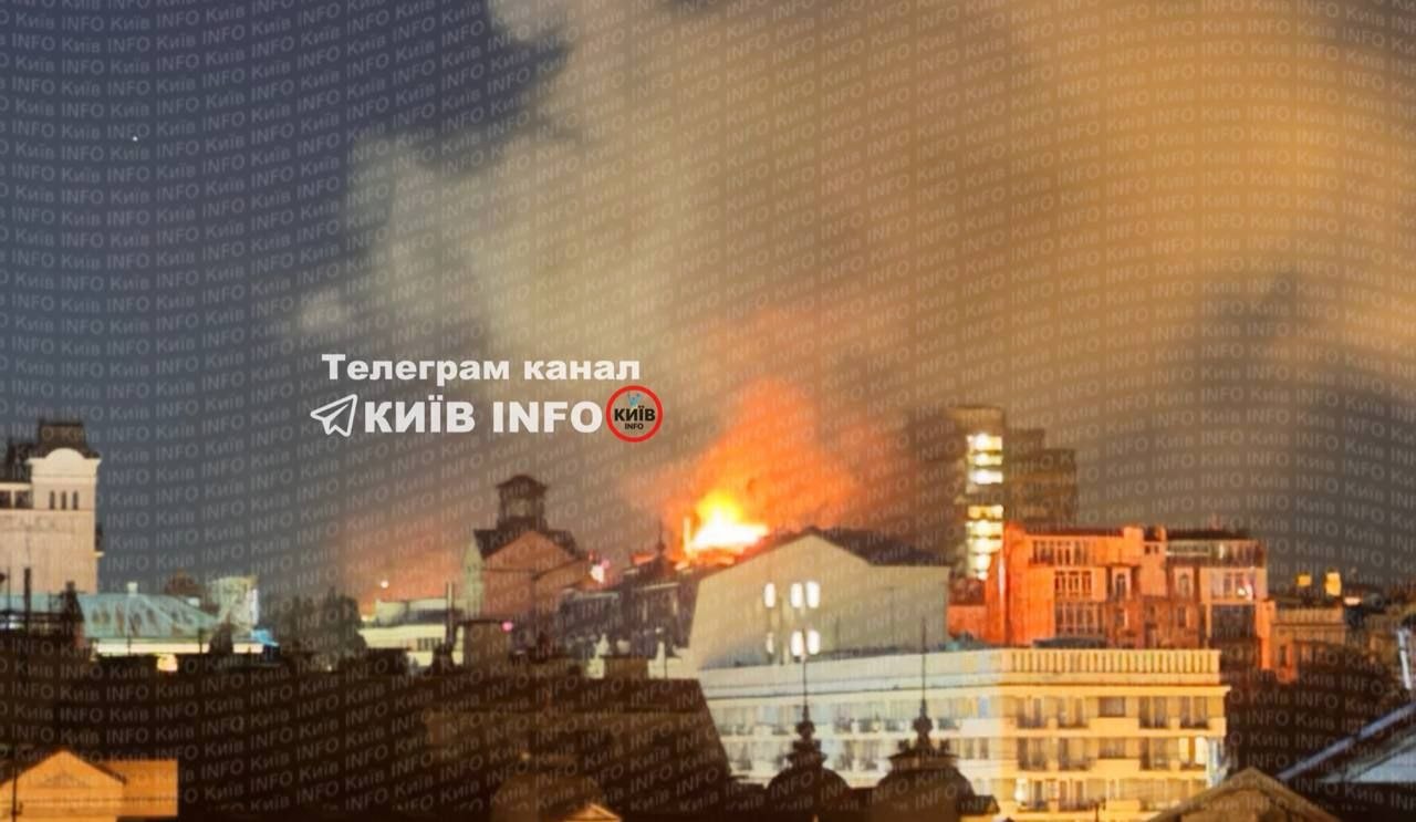 Viešbutis „Premier Palace“ Kijevo centre dega po Rusijos „Shahed“ drono atakos.