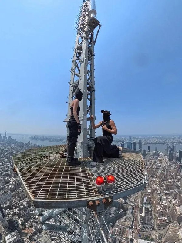 💍 Rusai sulaikyti po to, kai užlipo ant Empire State Building smailės.
Stogų l...