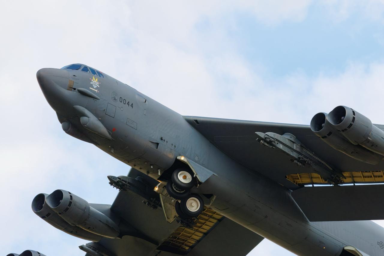 JAV išveda B-52 bombonešius iš Didžiosios Britanijos oro bazės, esant trapiai pa...