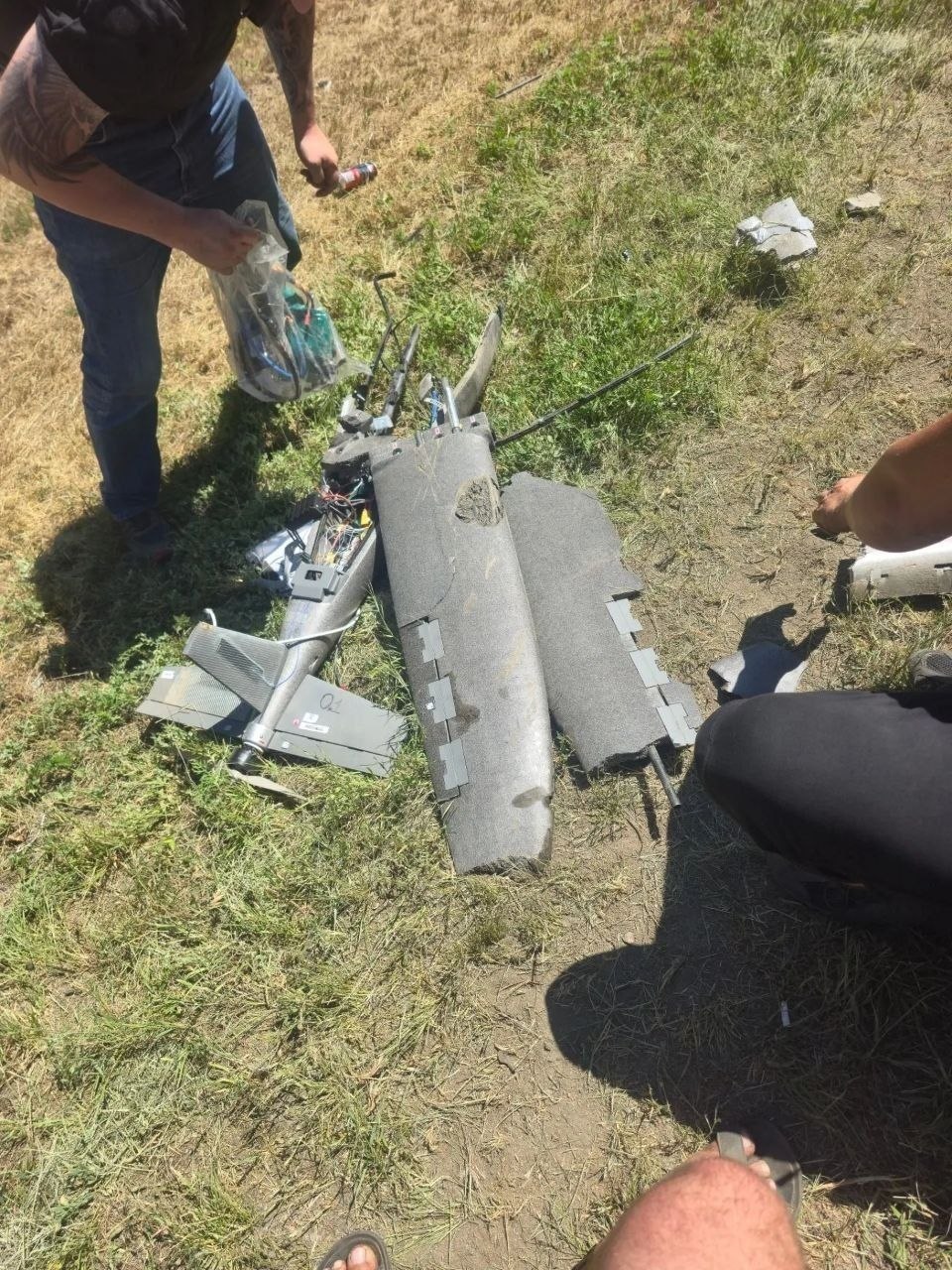 Važiavo į Donecką, vežė skaldą.
Pydaras įlėkė tiesiai po mašina ir guli!

O kam...