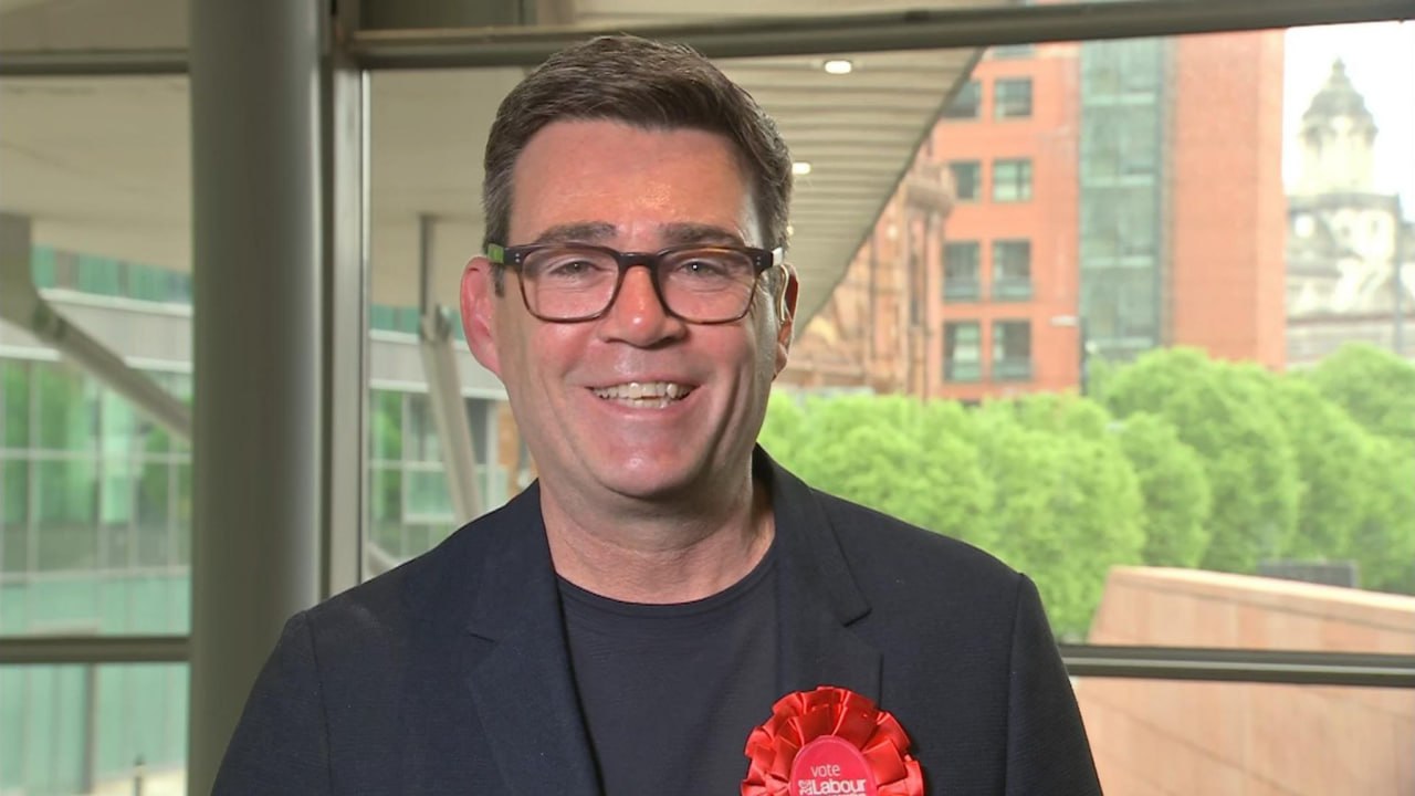 Tikimasi, kad Andy Burnhamas nutrauks 330 mln. svarų sterlingų vertės NHS sutart...