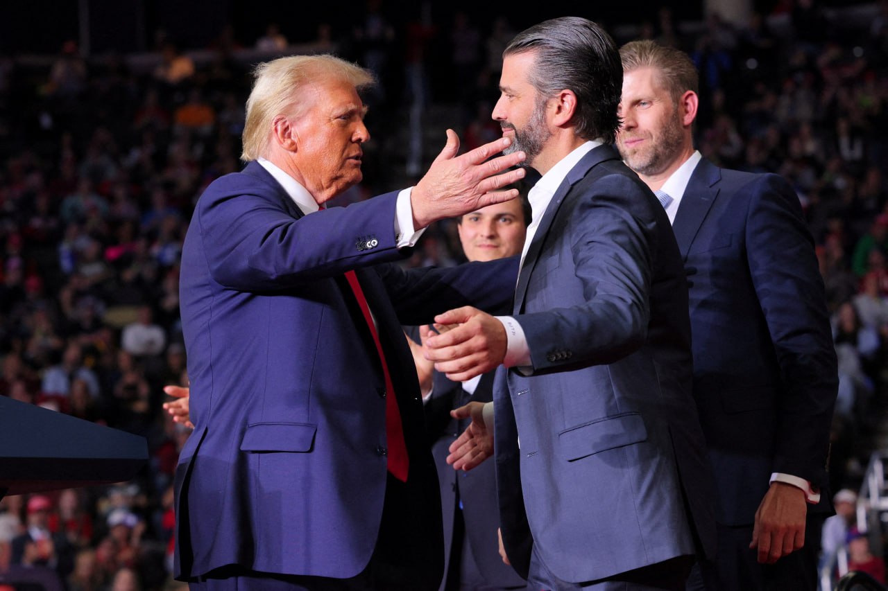 Trumpas nori dereguliuoti ginklų pardavimą internetu, jo sūnus iš to uždirbtų mi...