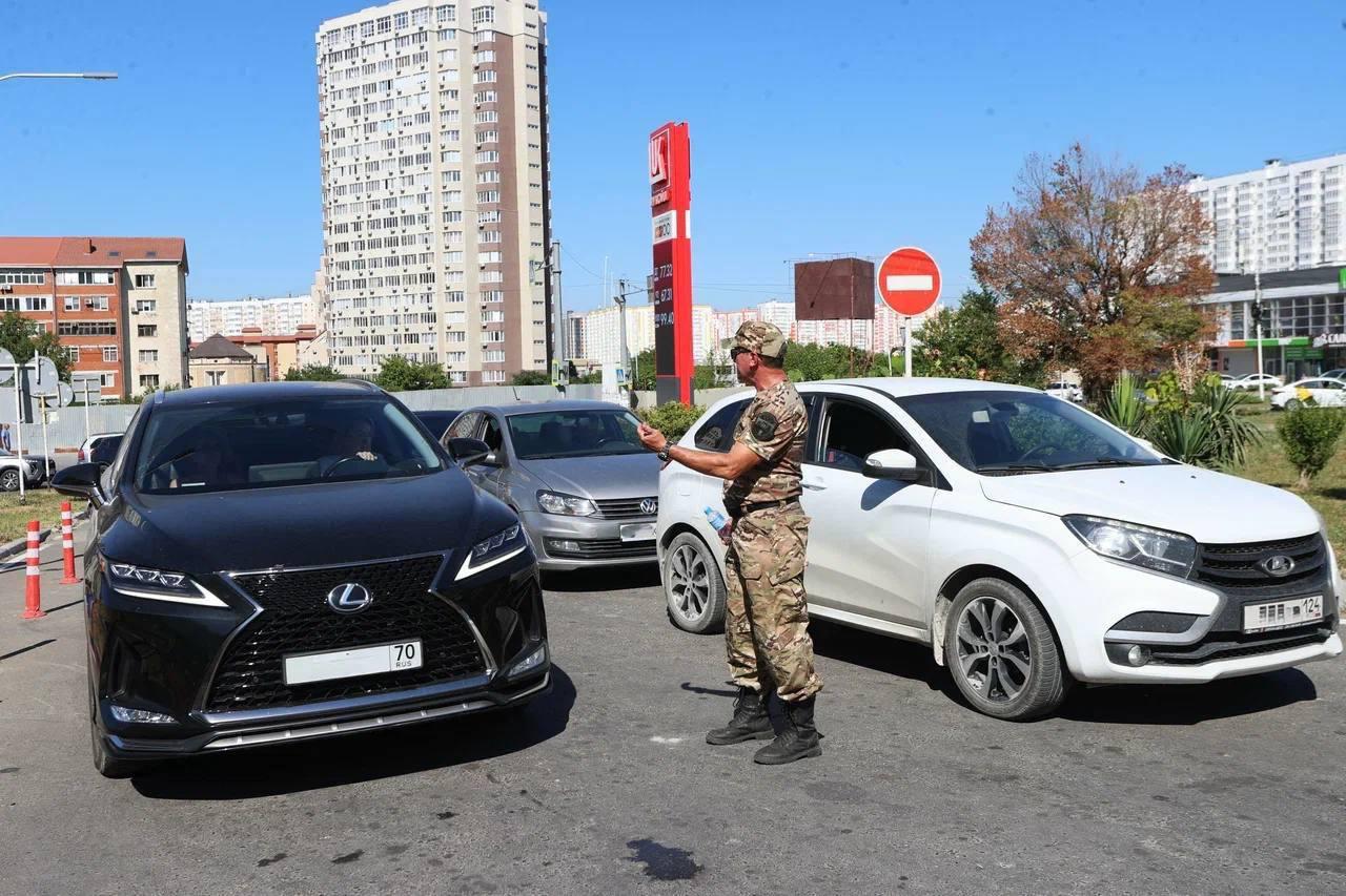Naftos valstybės kasdienybė. Anapos degalinėse – kad rusai netyčia nesumuštų vie...