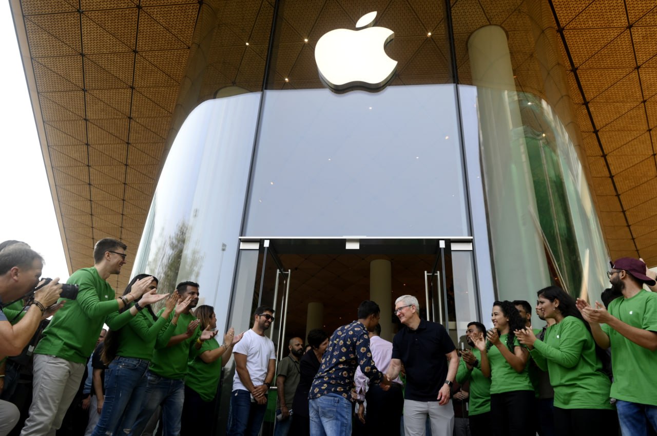„Apple“ norėjo sumažinti riziką persikeldama į Indiją. Tai atsisuko prieš ją.
„...