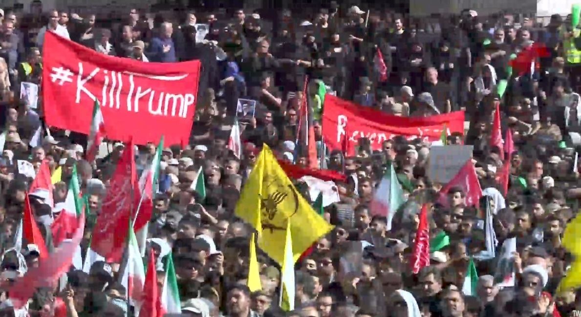 Vėliava su užrašu „Nužudykite Trumpą“ buvo iškelta Irane per atsisveikinimo cere...