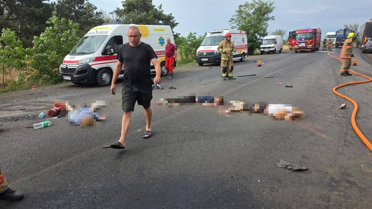 🔞 Baisus eismo įvykis nutiko kelyje Mikalojivas – Odesa. Žuvusiųjų kūnai guli t...