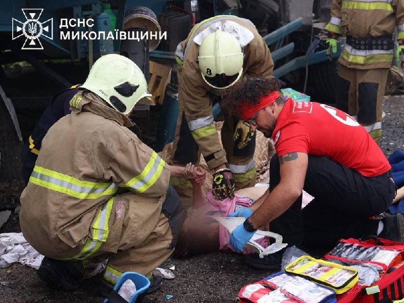 🔞 Baisus eismo įvykis nutiko kelyje Mikalojivas – Odesa. Žuvusiųjų kūnai guli t...