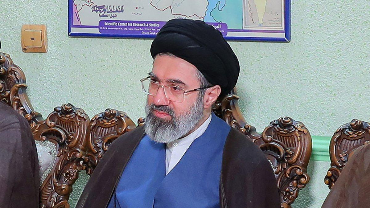 Karinė trauma neleis Mojtabai Khamenei dalyvauti tėvo didžiulėse laidotuvėse.

I...