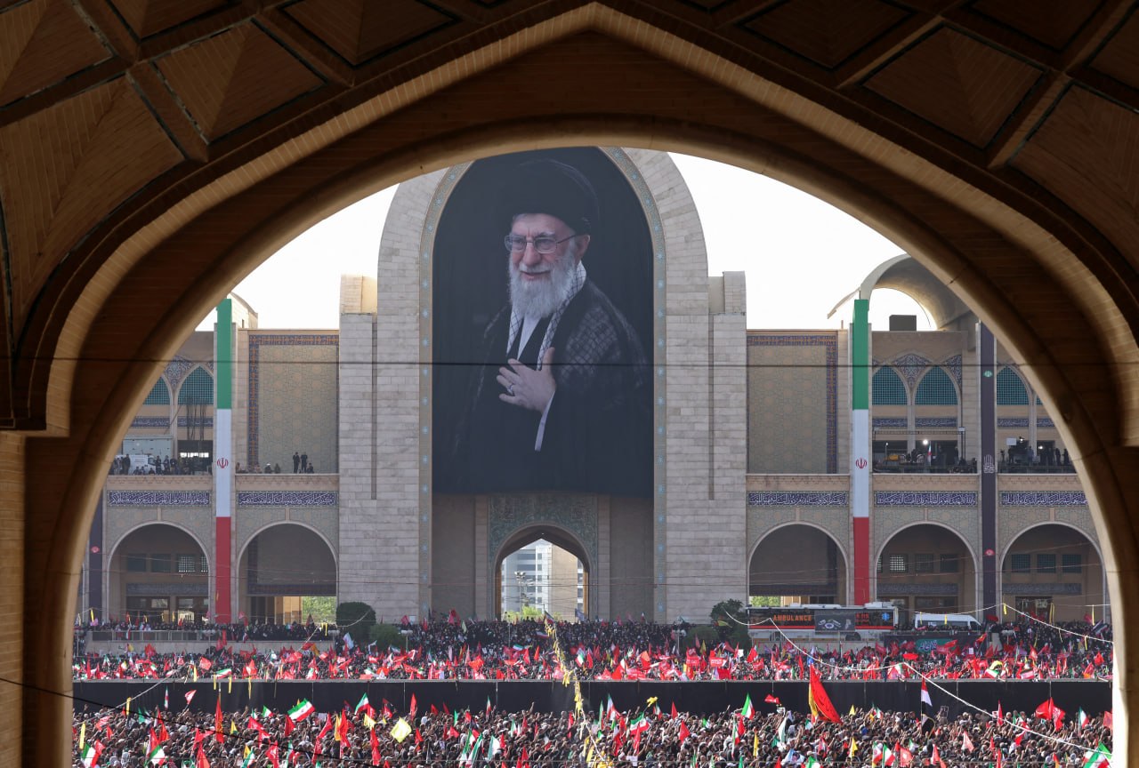 Iranas ajatolos Khamenei laidotuvėse užsienio delegacijoms parinko politiškai nu...
