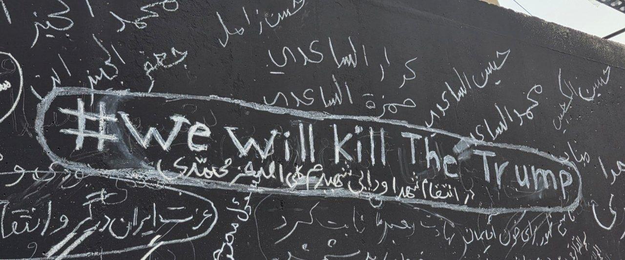 Ali Khamenei laidotuvėse ranka rašytame plakate buvo parašyta:

„Mes nužudysime...