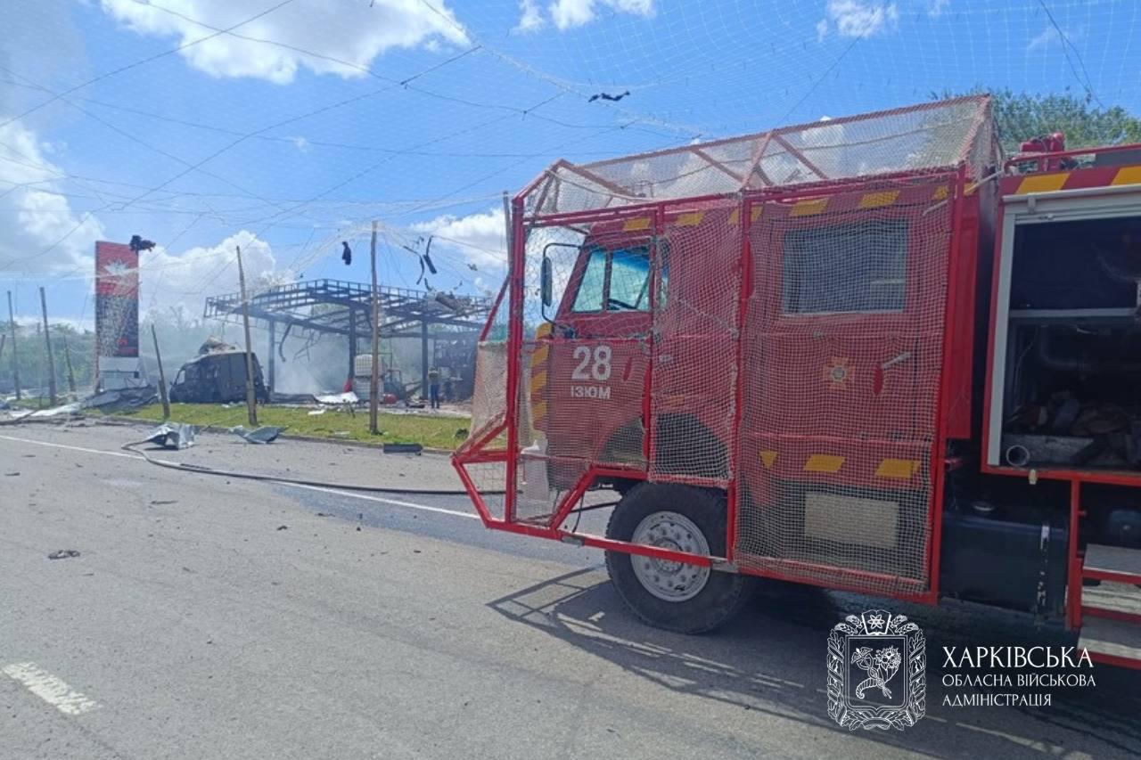 Rusai raketomis smogė degalinei Iziume. Yra aukų.
Vienas vyras žuvo. Trys moter...