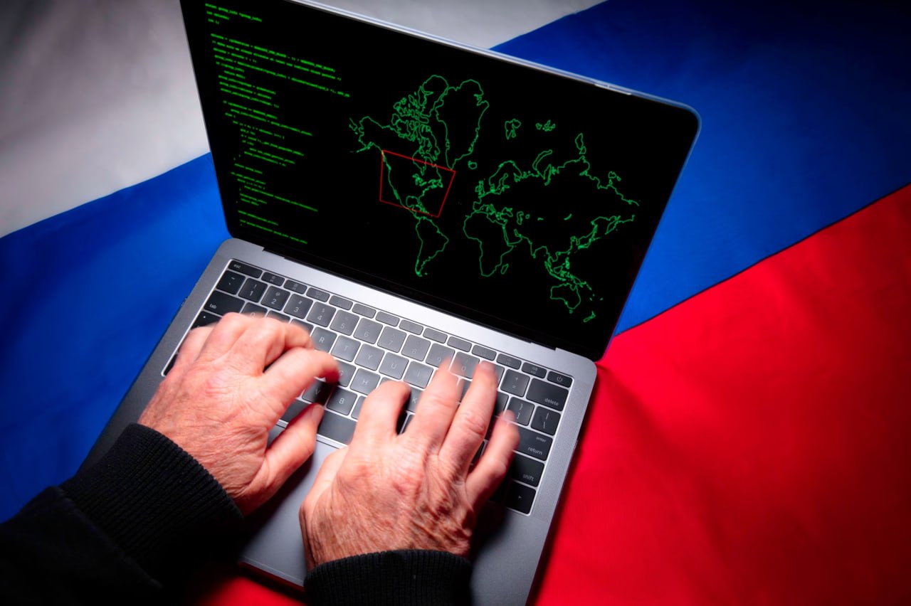 Sudėtinga Rusijos kibernetinė kampanija pažeidė Jungtinės Karalystės vyriausybės...