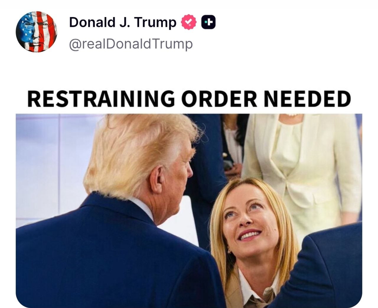 Trumpas vėl atsitiktinai pašiepia Italijos Meloni.