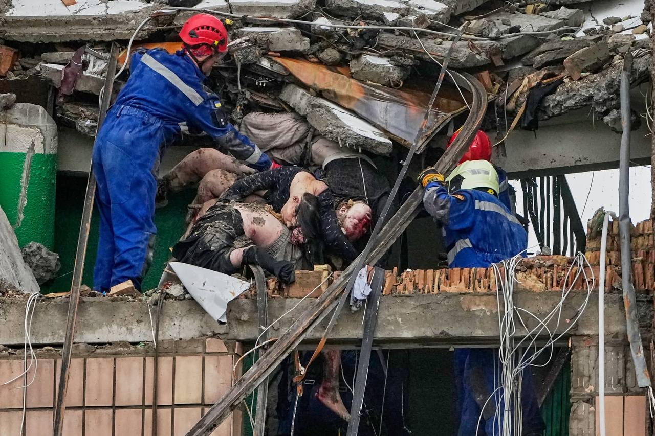 💔 Rusijos raketa nusinešė visos šeimos gyvybes Kyjive. NUOTRAUKOS 18+

Nuotrauk...