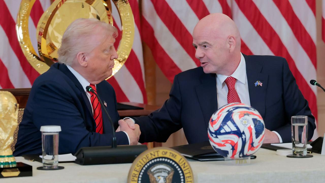 UEFA teigia, kad FIFA peržengė „raudoną liniją“, leisdama JAV puolėjui Folarinui...