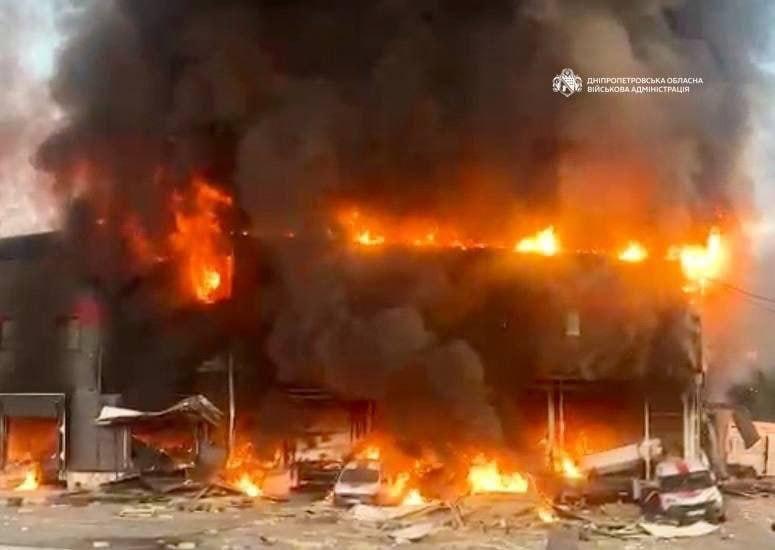 Kryvyj Rihe po drono smūgio užsidegė „Nova Pošta“ terminalas.
Kyjive iki 19 žmo...