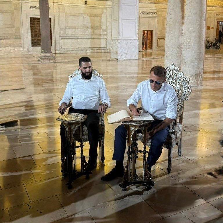 📸 Prancūzijos prezidentas Macronas ir Sirijos prezidentas Ahmadas al-Sharaa Dam...