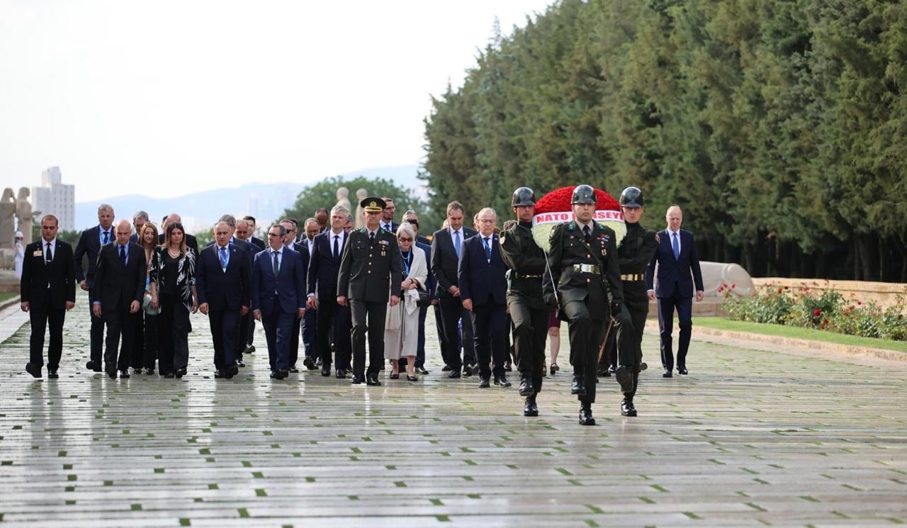 Šiaurės Atlanto Taryba, sudaryta iš sąjungininkų nuolatinių atstovų NATO, aplank...