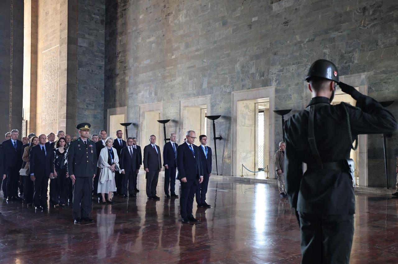 Šiaurės Atlanto Taryba, sudaryta iš sąjungininkų nuolatinių atstovų NATO, aplank...