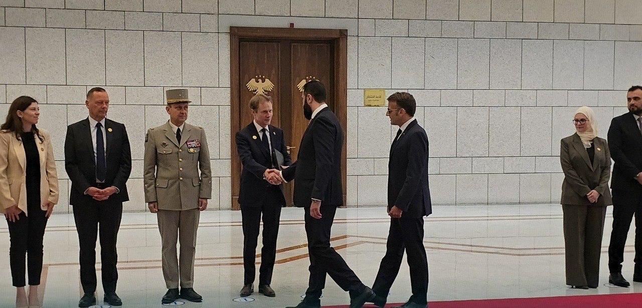 Tuo tarpu Macroną Damasko Liaudies rūmuose pasitinka Sirijos Ahmedas al-Sharaa.