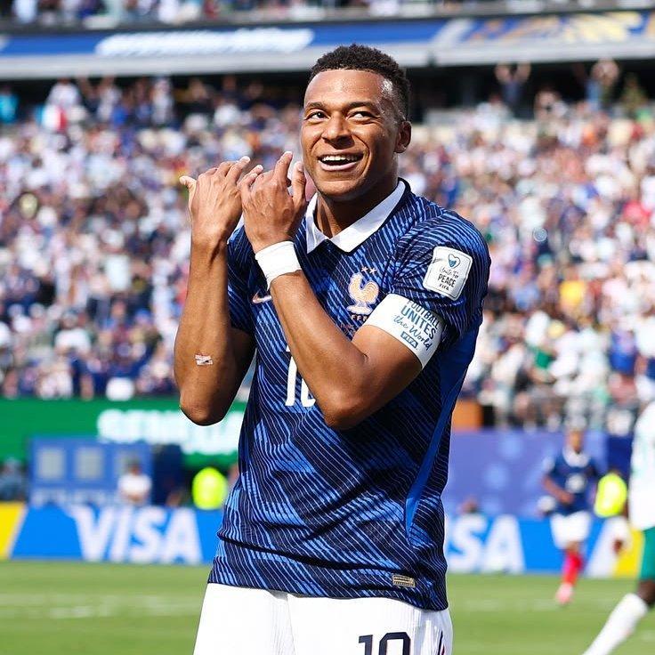 Rasistinis skandalas: Paragvajaus senatorė įžeidė futbolininką Mbappé.

Celeste...