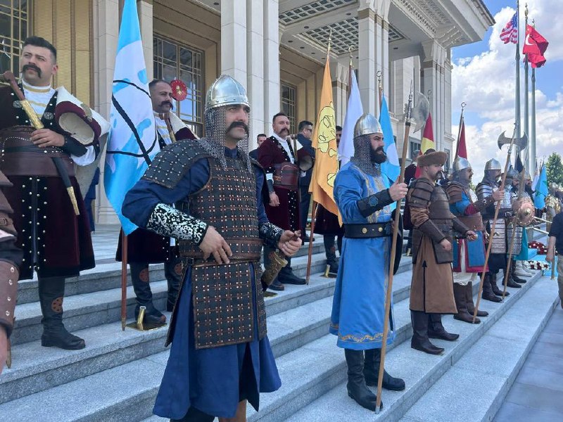 📸 Turkijos ceremonialinės uniformos, atstovaujančios 16 didžiųjų tiurkų valstyb...