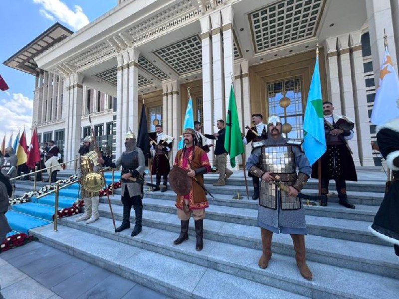📸 Turkijos ceremonialinės uniformos, atstovaujančios 16 didžiųjų tiurkų valstyb...