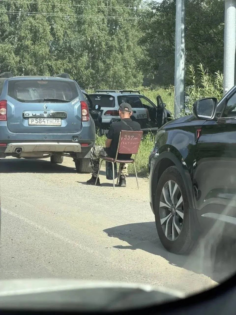 Štai ji, rusiška išmonė milžiniškose eilėse prie degalų.
