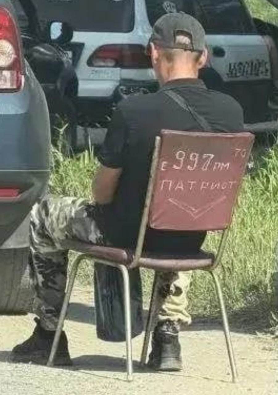 Štai ji, rusiška išmonė milžiniškose eilėse prie degalų.