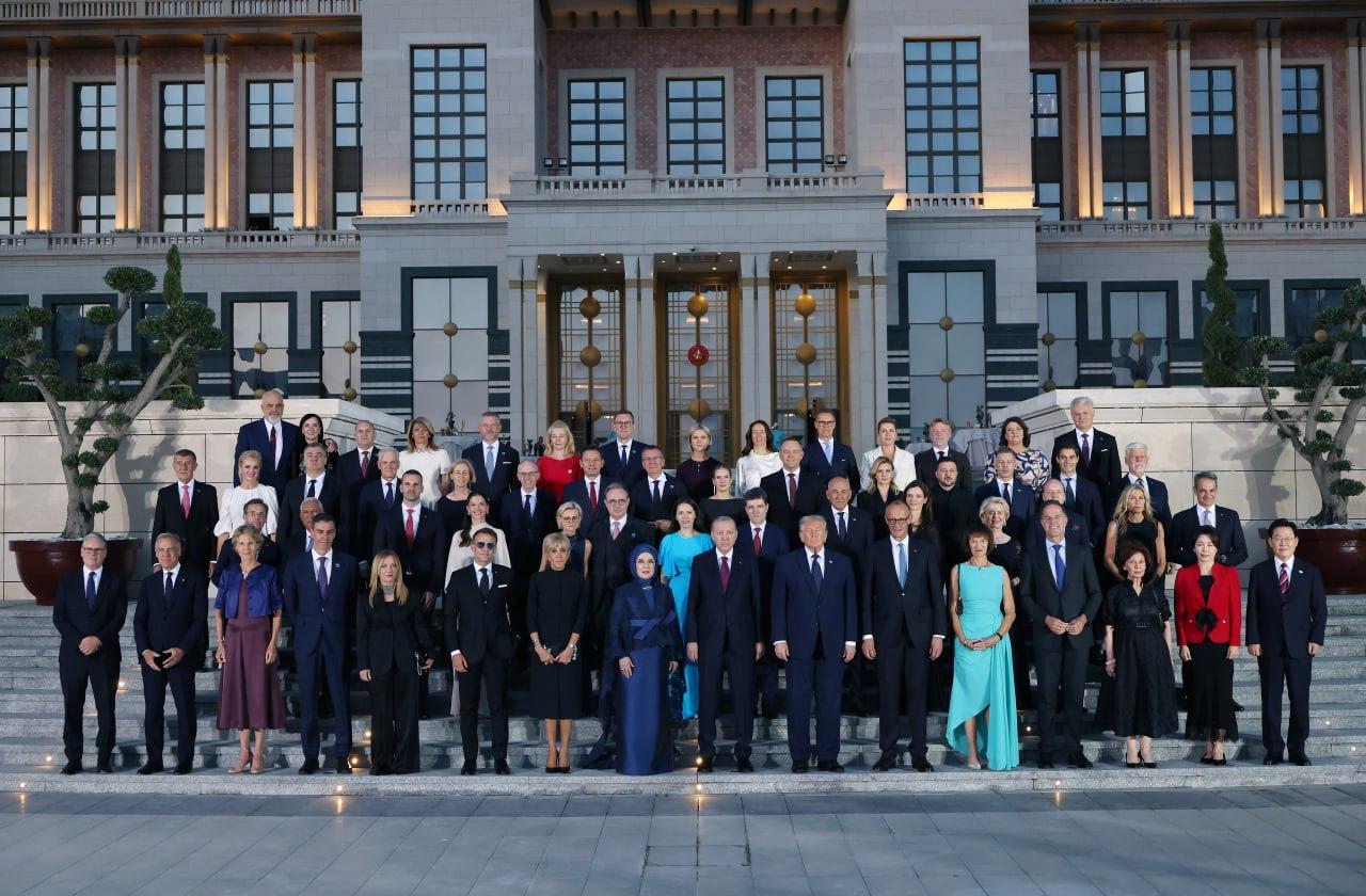 📸 Ukrainos prezidentas – šalia Madiaro ir Navrockio. Trumpas – tarp Merzo ir Er...