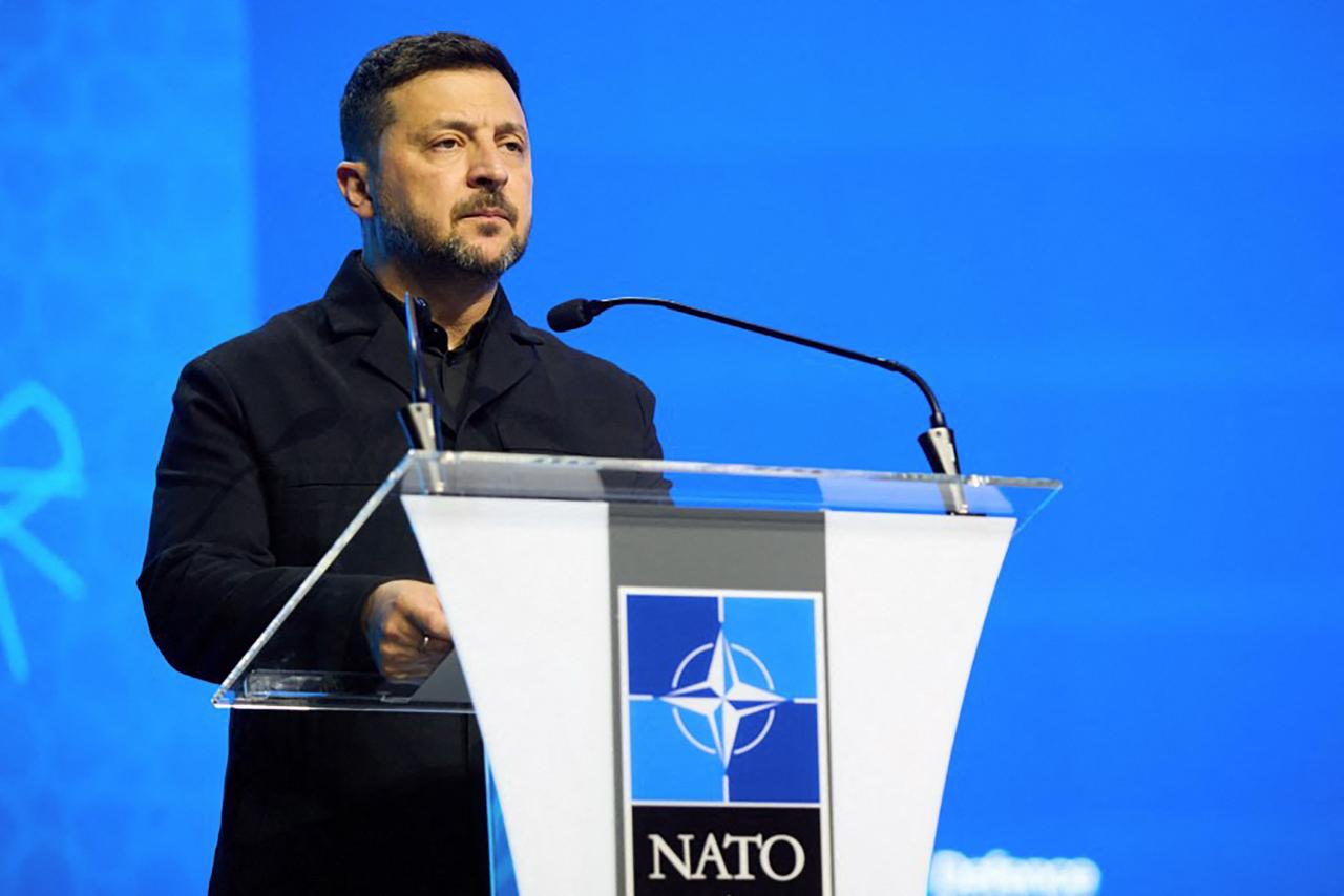Zelenskis NATO viršūnių susitikimo kuluaruose pasirašė tris susitarimus dėl dron...