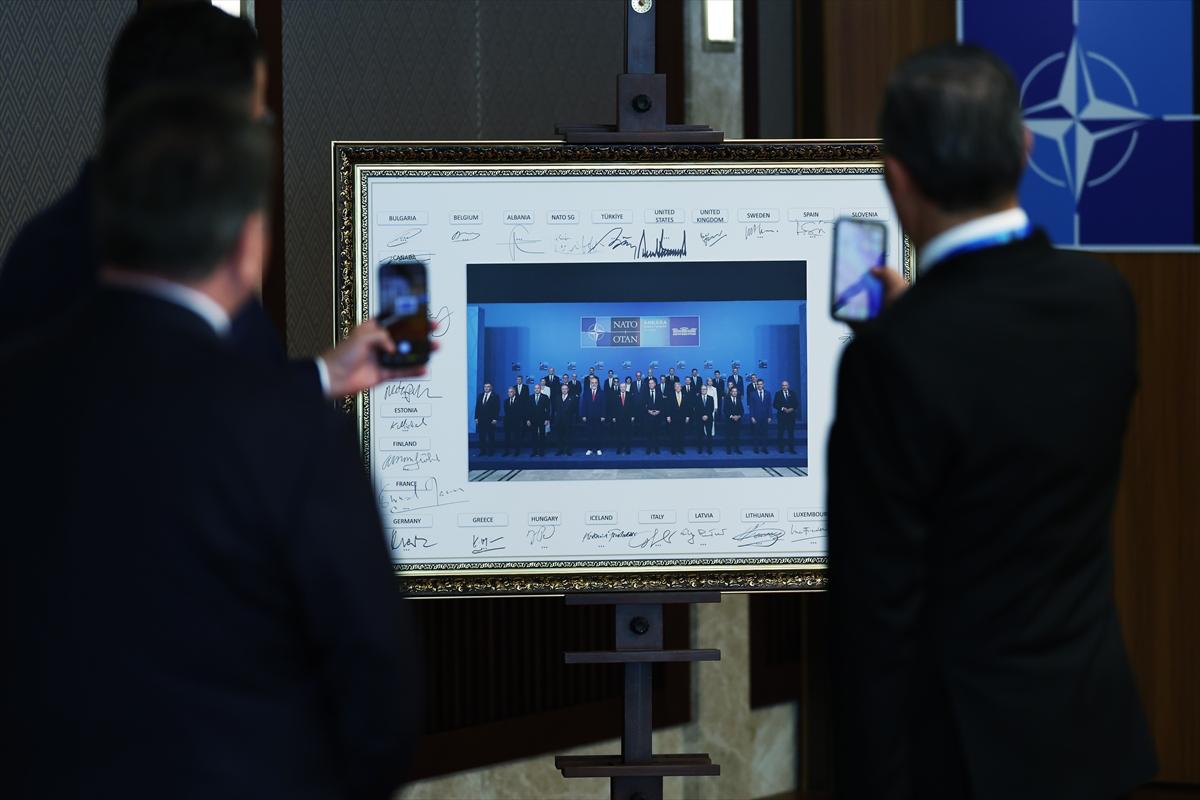 📸 Atminimo lenta, pasirašyta lyderių, dalyvavusių NATO Ankaros viršūnių susitik...