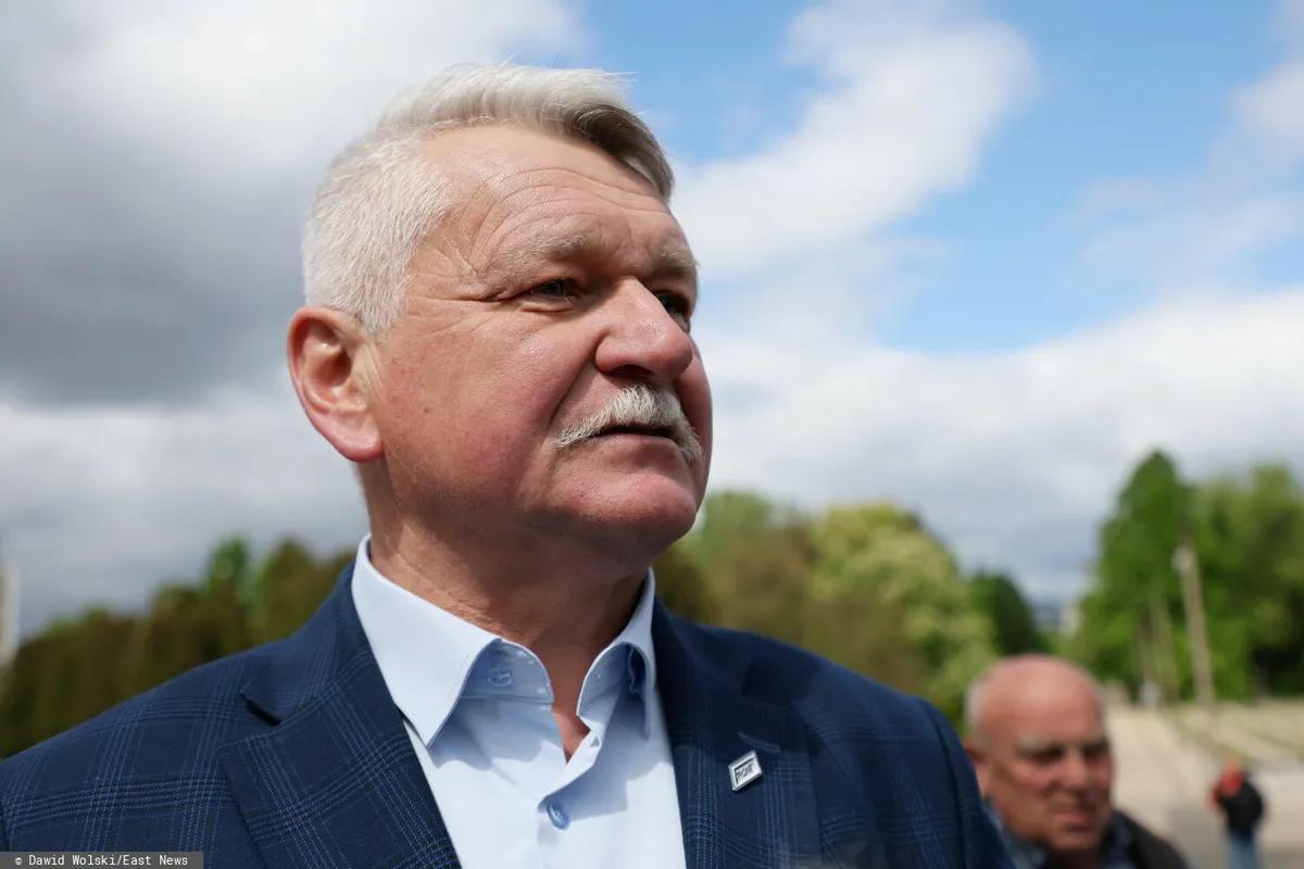 Tai precedentas: pirmą kartą Lenkijos politikas perdavė humanitarinę pagalbą Rus...