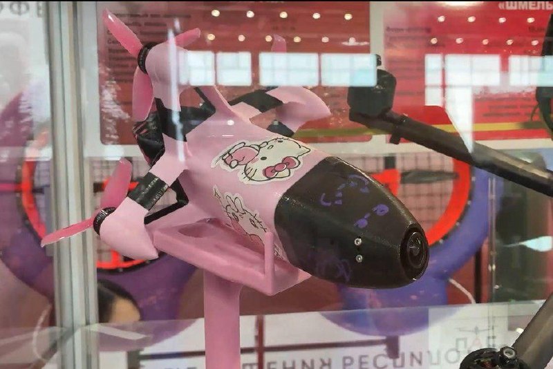 🎀🤢 Kazanėje pristatė droną-perėmėją su „Hello Kitty“.

Parodoje „Dron Expo — 2...