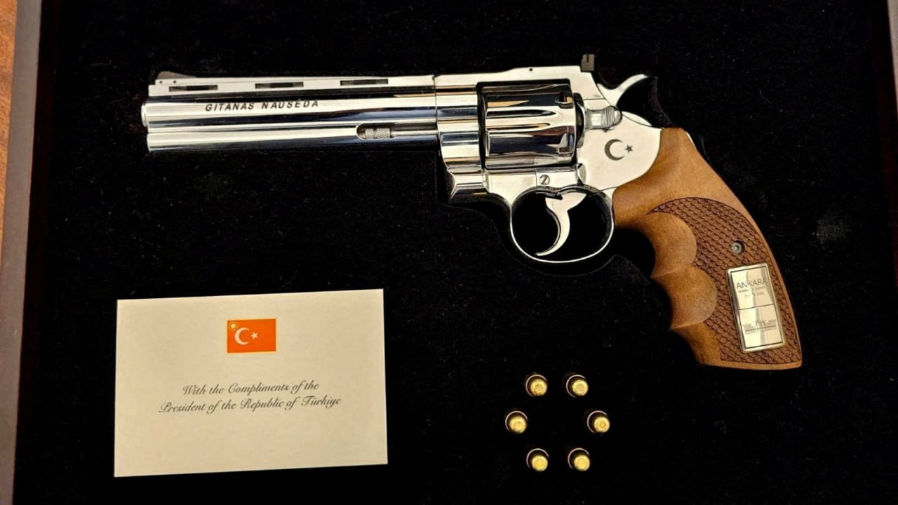 NATO lyderiams buvo padovanoti graviruoti vintažiniai magnum revolveriai ir kovi...