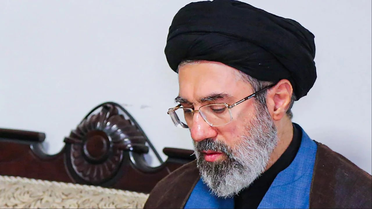 Irano naujasis aukščiausiasis lyderis Mojtaba Khamenei vargu ar dalyvaus savo tė...